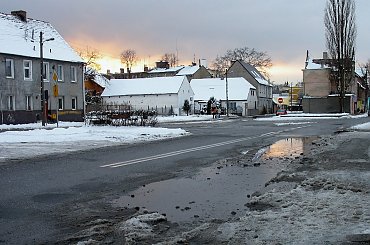 nie zawsze barwy nieba przed zachodem słońca możemy oglądać na łonie natury- często obserwujemy je nad dachami domów, odbite w oknach czy też kałużach :) #zima #kałuża #odbicie #niebo #ulica #dachy