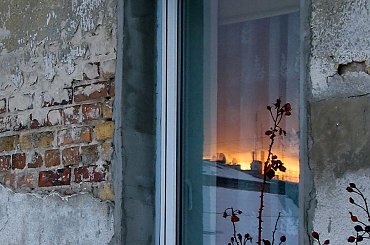 nie zawsze barwy nieba przed zachodem słońca możemy oglądać na łonie natury- często obserwujemy je nad dachami domów, odbite w oknach ... #okno #odbicie #niebo