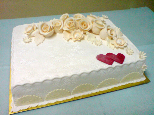 Biało - ekrii z serduszkami #tort #uroczystość #ślub