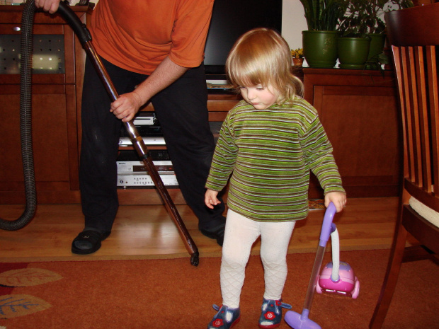 Maja sprząta z tatą z użyciem swoich zabawek #maja