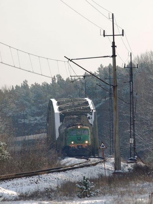 EP07-541 z poc. posp. 48101 Gwarek z Katowic do Słupska mija ośniezony wiadukt nad Ostbahnem #kolej #Piła #PKP #zima