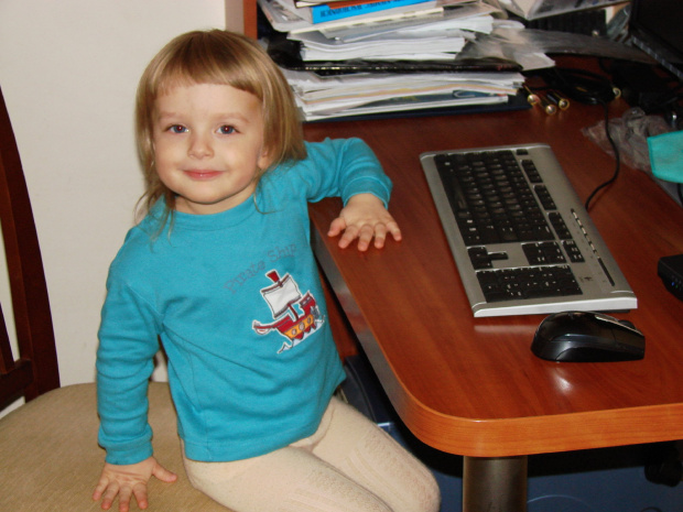 Maja przy komputerze #maja