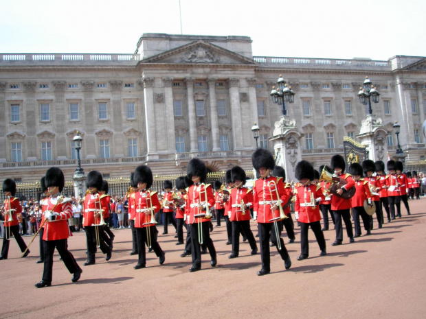 LONDYN-Pałac Buckingham jest oficjalną rezydencją brytyjskich monarchów i jednocześnie największym na świecie pałacem królewskim wciąż pełniącym swą pierwotną funkcję. #LONDYN