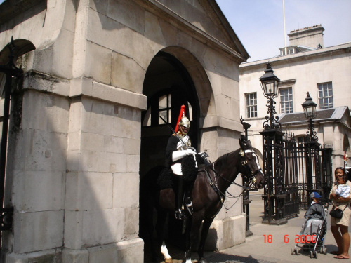 LONDYN-Pałac Buckingham jest oficjalną rezydencją brytyjskich monarchów i jednocześnie największym na świecie pałacem królewskim wciąż pełniącym swą pierwotną funkcję. #LONDYN