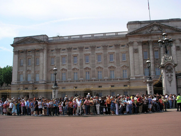 LONDYN-Pałac Buckingham jest oficjalną rezydencją brytyjskich monarchów i jednocześnie największym na świecie pałacem królewskim wciąż pełniącym swą pierwotną funkcję. #LONDYN