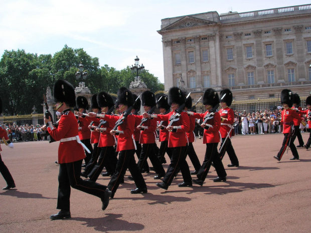 LONDYN-Pałac Buckingham jest oficjalną rezydencją brytyjskich monarchów i jednocześnie największym na świecie pałacem królewskim wciąż pełniącym swą pierwotną funkcję. #LONDYN