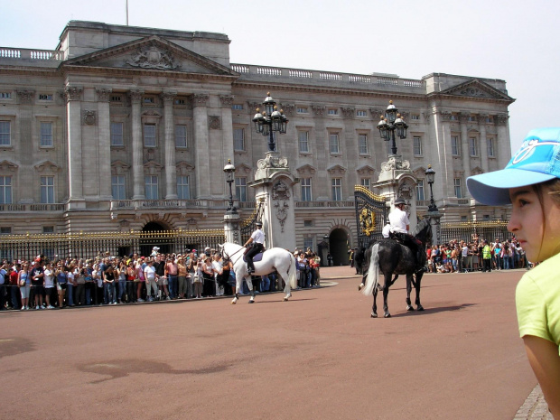 LONDYN-Pałac Buckingham jest oficjalną rezydencją brytyjskich monarchów i jednocześnie największym na świecie pałacem królewskim wciąż pełniącym swą pierwotną funkcję. #LONDYN