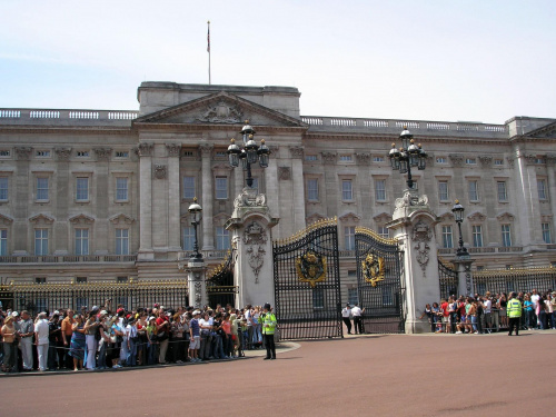 LONDYN-Pałac Buckingham jest oficjalną rezydencją brytyjskich monarchów i jednocześnie największym na świecie pałacem królewskim wciąż pełniącym swą pierwotną funkcję. #LONDYN