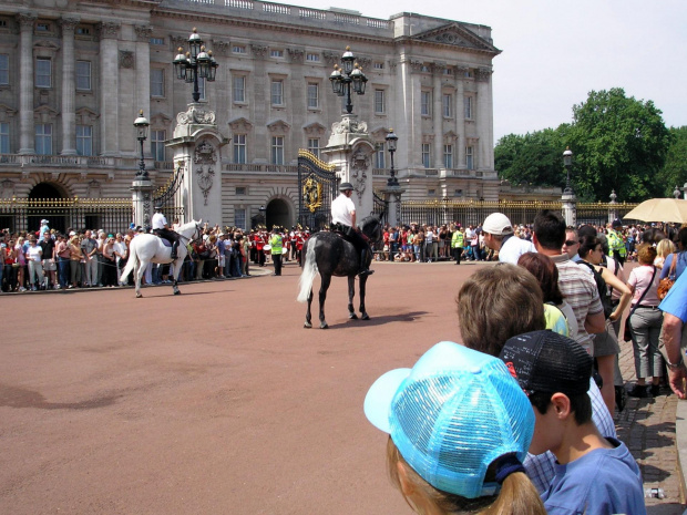 LONDYN-Pałac Buckingham jest oficjalną rezydencją brytyjskich monarchów i jednocześnie największym na świecie pałacem królewskim wciąż pełniącym swą pierwotną funkcję. #LONDYN