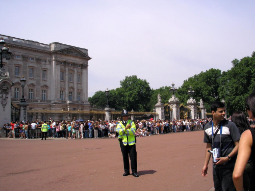 LONDYN-Pałac Buckingham jest oficjalną rezydencją brytyjskich monarchów i jednocześnie największym na świecie pałacem królewskim wciąż pełniącym swą pierwotną funkcję. #LONDYN
