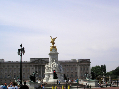 LONDYN-Na placu przed Pałacem - pomnik królowej Wiktorii #LONDYN