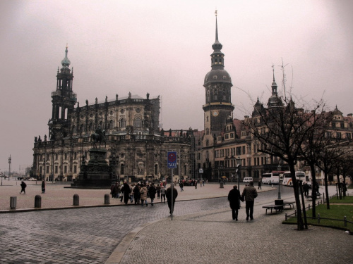 wygrzebane z lamusa zdjęcia Drezna- przerobione, bo dzień był szaro- buro- deszczowy i miasto wyglądało smutno, szaro, ponuro, brudno... #Drezno #Hofkirche #zamek
