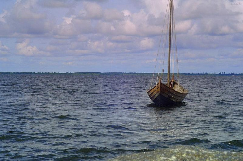 Samotna łódka #Łódka #jezioro