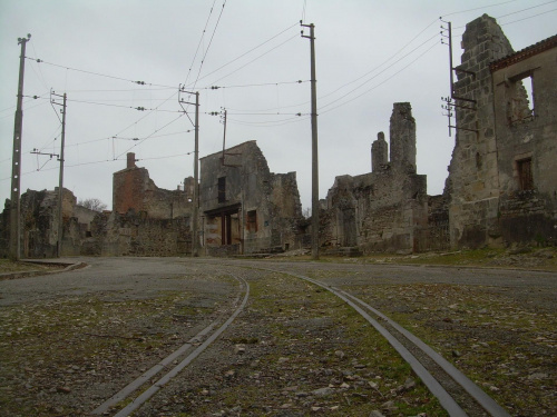 Oradour-Sur-Glane Niezwykłe miasto, miasto-pomnik które upamiętnia tragedie drugiej wojny światowej.