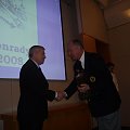 Conrada wręcza laureatowi Michał Bogusławski, także laureat