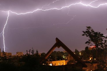 tu błysk objął całe niebo, szkoda, że kadr był taki wąski... #burza