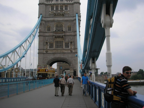 Ruchomy Most Tower Bridge przecinający rzekę Tamizę - symbol Londynu. #LONDYN