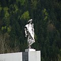 W Terchovej w 1688 r. urodził się Juraj Janosik - legendarny bohater ludowy, zbójnicki kapitan. Juraj Janosík (zwany w Polsce swojsko Janosikiem) to postać jak najbardziej autentyczna. #Terchowa #Słowacja #Janosik #pomnik #góry #lasy
