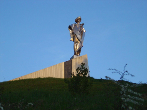 W Terchovej w 1688 r. urodził się Juraj Janosik - legendarny bohater ludowy, zbójnicki kapitan. Juraj Jánosík (zwany w Polsce swojsko Janosikiem) to postać jak najbardziej autentyczna. #Terchowa #Słowacja #Janosik #pomnik #góry #lasy