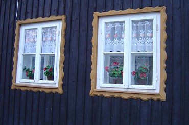 Wioska Terchowa oferuje turystom mnóstwo kwaterów, a w pobliżu również znajduje się mały wyciąg narciarski. #Terchowa #Słowacja #Janosik #pomnik #góry #lasy #kwatery