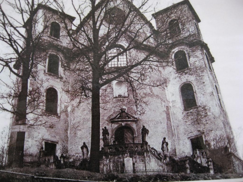 Archiwalne zdjęcie frontonu kościoła w Neratovie /do 1945 r./