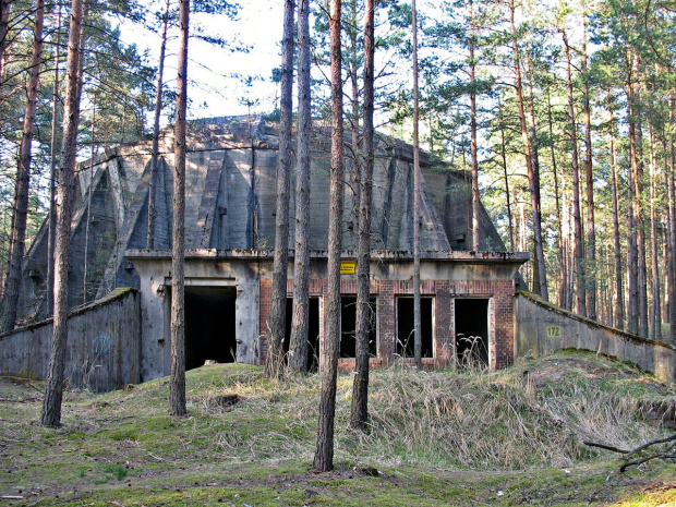 Pozostałości niemieckiej fabryki ukrytej w lesie; takich obiektów jest tu kilkanaście- więcej informacji tu:
http://pl.wikipedia.org/wiki/Kombinat_DAG_Alfred_Nobel_Krzystkowice.
Więcej zdjęć w albumie: http://ijjn.fotosik.pl/albumy/619699.html