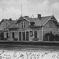 Järnvägsstationen Kopparberg.
Huset flyttades över till motsatta sidan av sparen den 25-26/7 1928.