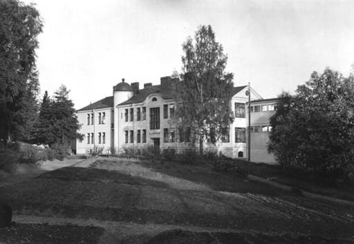 Sanatoriet, färdigt i september
ar 1913.
Första patient den 21 oktober.
Invigning den 15 november av landshövding Bergström.
Byggdes ut ar 1927.
Den 1 december 1950 stängdes tuberkulossjukhuset och byggdes om till kronikerhem.
Den 8 november 1953 togs...