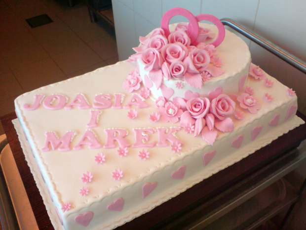 2 tort weselny z mojej pracy ,dla Joasi i Marka #tort #różowy #obrączki