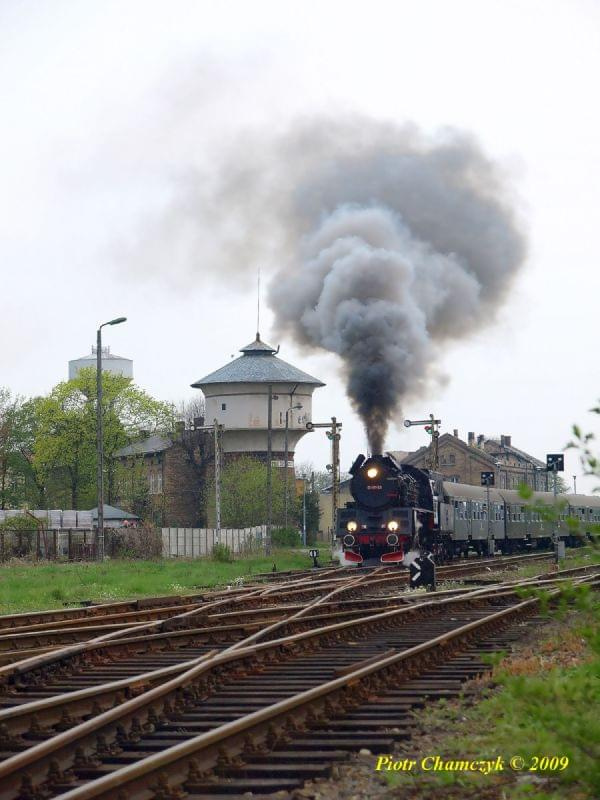 Wyjazd z Międzyrzecza. Ładna stacja, z ciekawą wieżą wodną. Niestety budynek stacyjny w wyniku pożaru stracił dach. #kolej #Ol49 #PKP #wiosna #impreza #PociagSpecjalny