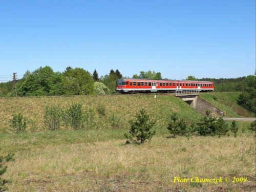 SA110-05+SA110-08 jako pociąg osobowy nr 89425 Szczecinek - Runowo Pomorskie na wiadukcie nad drogą krajową nr 20 - 02.05.2009 #kolej #wiosna #PKP #SA110