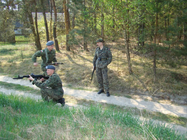 W majowy weekend w zespole leśno-parkowym Sobieszyna-Brzozowej grupa podchorążych z WSOSP w Dęblinie pod kierownictwem kapitana Dariusza Sprawki ćwiczyła taktykę. #Sobieszyn #Brzozowa