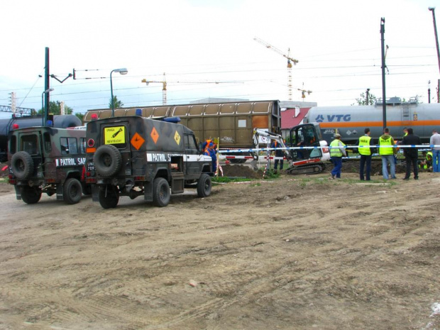 patrol saperski, prokurator, dwie jednostki policji. z małego wykopu pod kabel zrobiła się duża zbiorowa mogiła