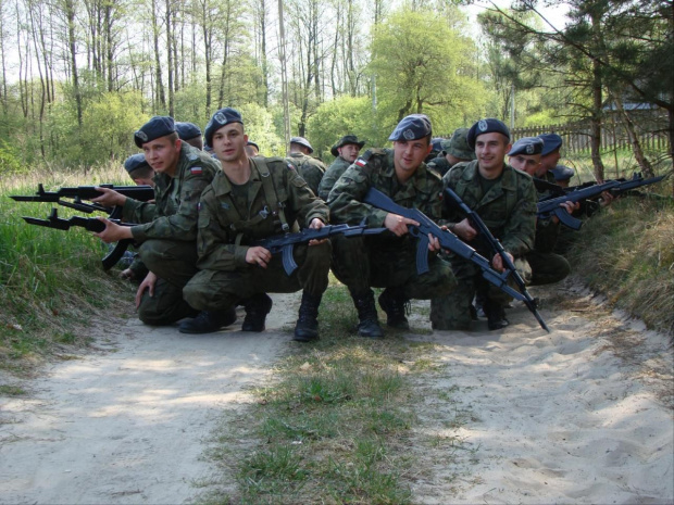 W majowy weekend w zespole leśno-parkowym Sobieszyna-Brzozowej grupa podchorążych z WSOSP w Dęblinie pod kierownictwem kapitana Dariusza Sprawki ćwiczyła taktykę. #Sobieszyn #Brzozowa