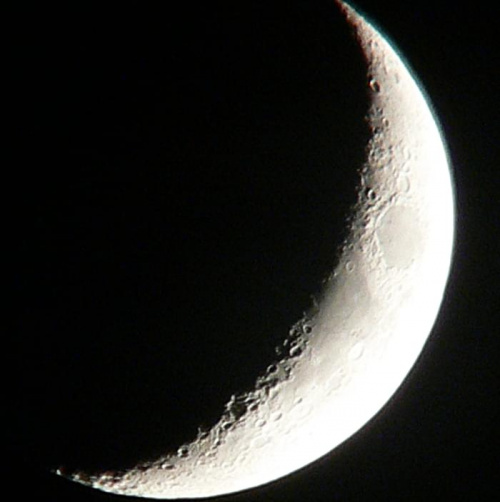 22.05.2007, 23 godz. 4 min.
Czas naświetlania jest dobrany tak, aby pokazać rzeżbę przy terminatorze, brzeg prześwietlony. #księżyc