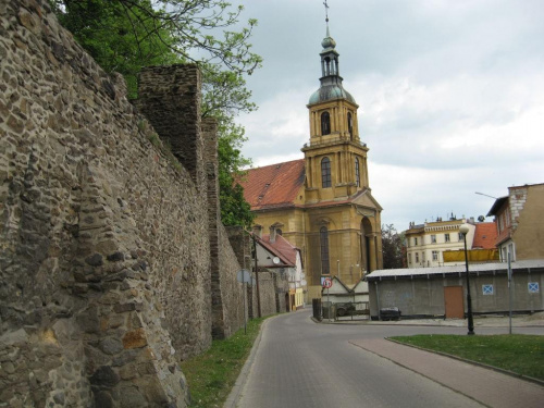 Mury obronne i kościół