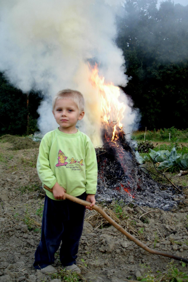 #ogień #ognisko #dym #wykopki #dzieci