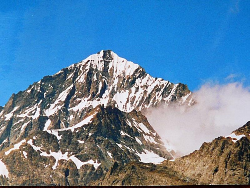 5.08.2001 Dent Blanche (4356 m). Zdjęcie robione z ok. Schwarzsee pod Matterhornem.
Aparat analogowy Pentax Espio 200, przy ogniskowej 200 mm. #Alpy #DentBlanche #Szwajcaria