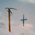 17.08.200 12 godz. 40 min.
Dom wierzchołek (4545 m), krzyż i mój czekan. Ok. 4 godziny temu było słońce, teraz wiatr, mgła, temperatura ujemna, warunki zimowe. Ze wzrostem wysokośći o 1 km temperatura spada średni o 6.5 stopnia. #Alpy #Dom