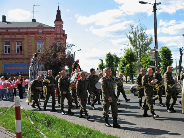 przechodzący ulicami Lubska korowód zorganizowany przez szkołę specjalną w ramach Wojewódzkiej Sceny Specjalnej (Lubski Festiwal Artystyczny)- to wyczytałam na niesionych transparentach #Lubsko #korowód