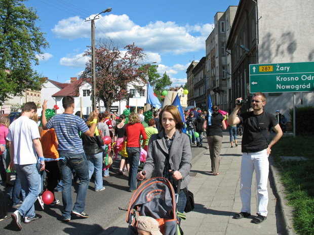 przechodzący ulicami Lubska korowód zorganizowany przez szkołę specjalną w ramach Wojewódzkiej Sceny Specjalnej (Lubski Festiwal Artystyczny)- to wyczytałam na niesionych transparentach #korowód #Lubsko