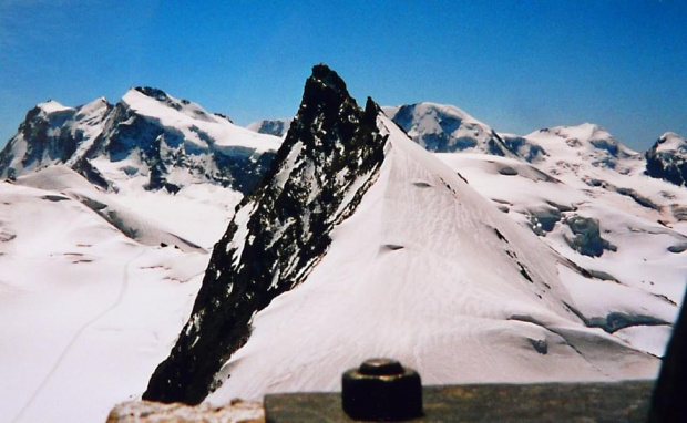 12.08.2001 ok. 14-tej godziny.
Widok z Allalinhornu. Pierwszy plan Rimpfischhorn (4199 m), na lewo od niego masyw Monte Rosa (4634 m), pierwszy po prawej Liskamm (4527 m), drugi Castor (4223 m), na prawym skraju Pollux (4091 m). #Alpy #Szwajcaria