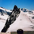 12.08.2001 ok. 14-tej godziny.
Widok z Allalinhornu. Pierwszy plan Rimpfischhorn (4199 m), na lewo od niego masyw Monte Rosa (4634 m), pierwszy po prawej Liskamm (4527 m), drugi Castor (4223 m), na prawym skraju Pollux (4091 m). #Alpy #Szwajcaria