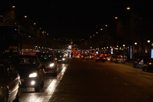 Avenue des Champs-Élysées ... trąbają i trąbią... non stop