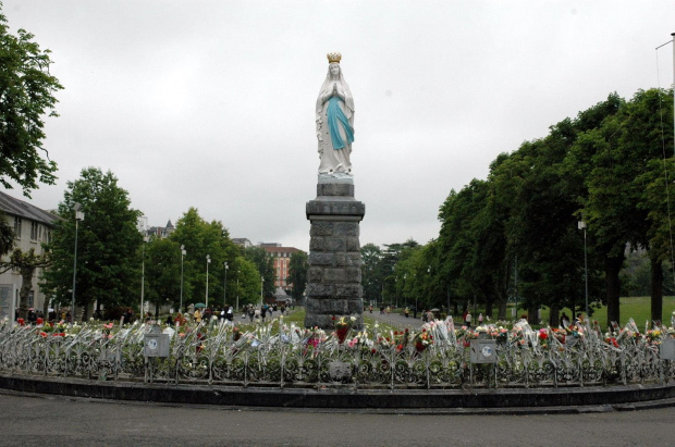 LOURDES-PLAC PRZED BAZYLIKĄ ' ESPLANADA' #LOURDES #MIASTA #BAZYLIKI