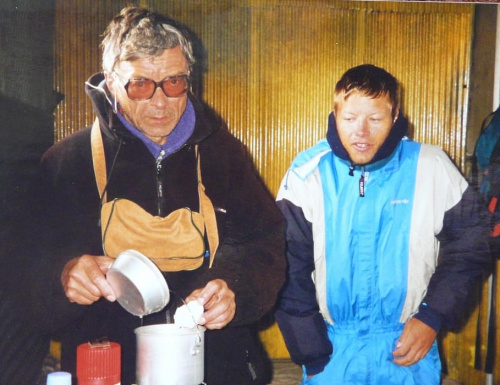 17.08.2001 W schronie, topienie lodu na wodę. #Alpy #Francja #ludzie #schron