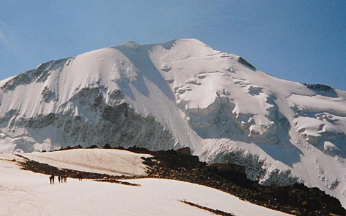 15.08.2001 ok. 11 godziny
Aiquille de Bionnassay (4052 m).
Widać wielkie bariery lodowca. #Alpy #Francja