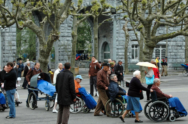 LOURDES-PLAC PRZED BAZYLIKĄ ' ESPLANADA' #LOURDES #MIASTA #BAZYLIKI