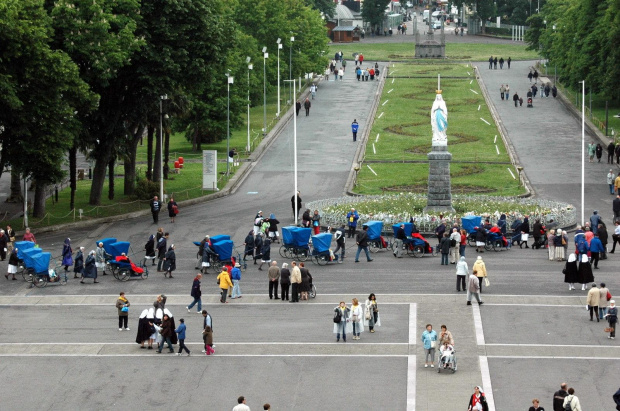 LOURDES-PLAC PRZED BAZYLIKĄ ' ESPLANADA' #LOURDES #MIASTA #BAZYLIKI