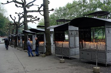 LOURDES-ŚWIECE ZAPALONE PRZEZ PIELGRZYMÓW #LOURDES #MIASTA #BAZYLIKI